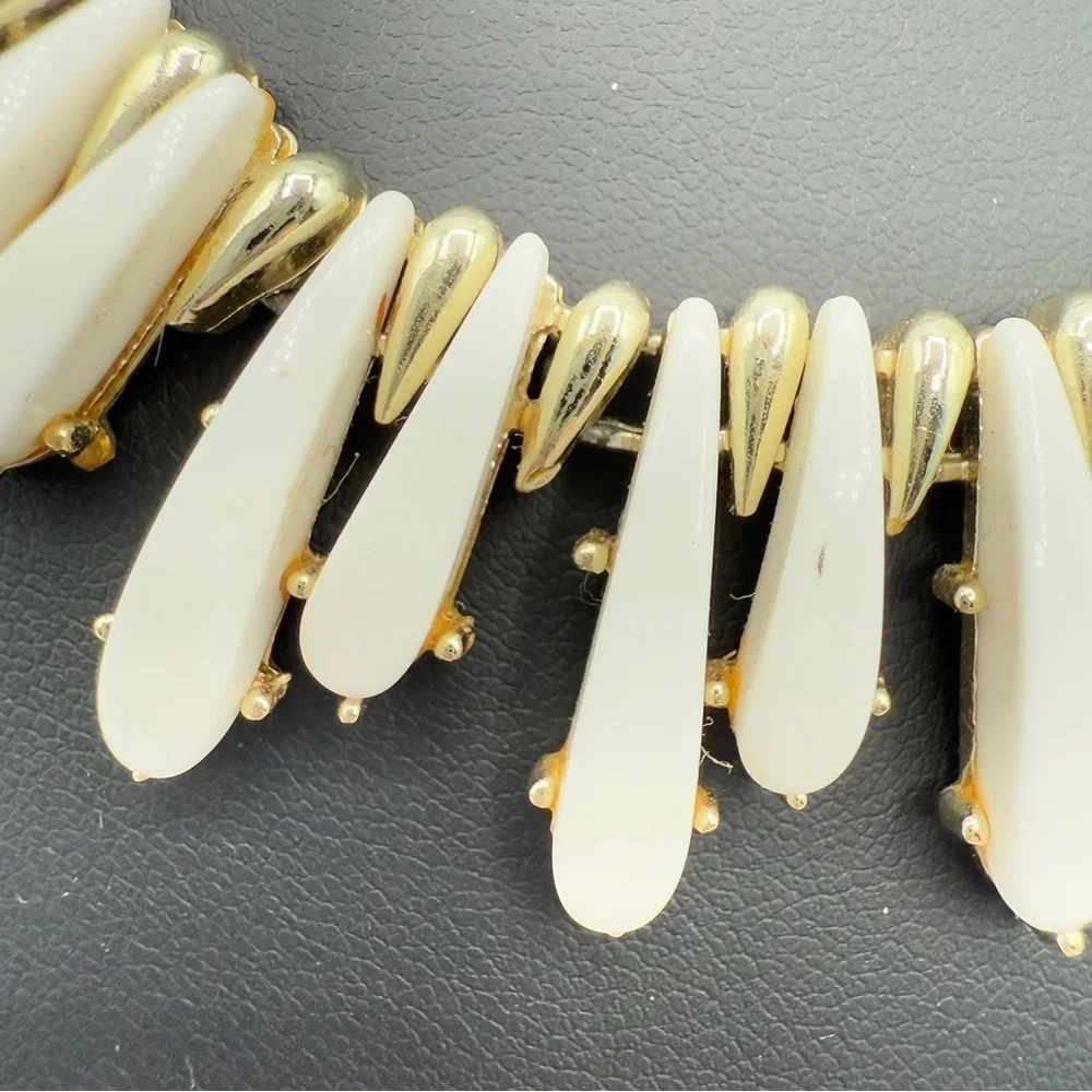 Signed Coro Mid Century White and Gold Collar Necklace with Dramatic Spikes - Picture 5 of 17